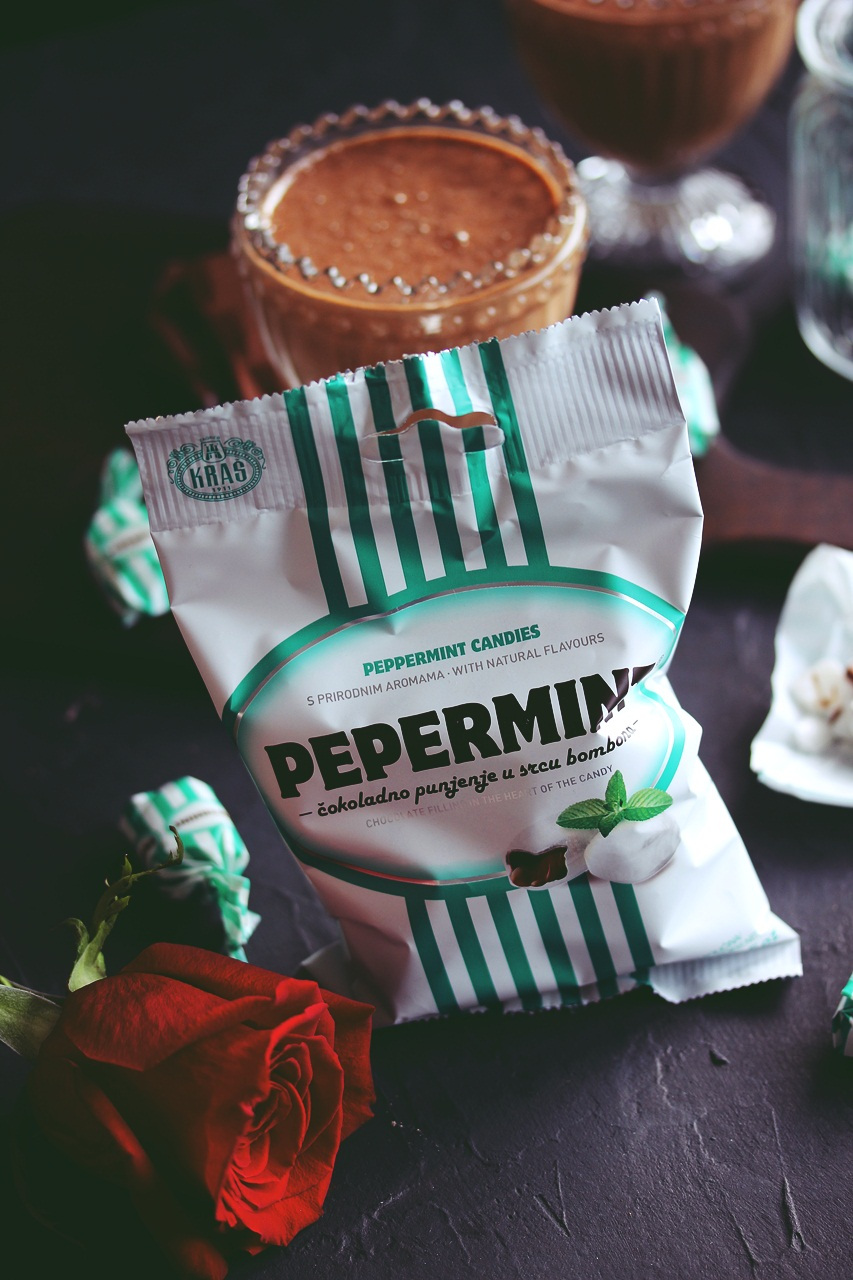 Čokoladna pjenica s Pepermint bombonima Čokoladna pjenica s Pepermint bombonima