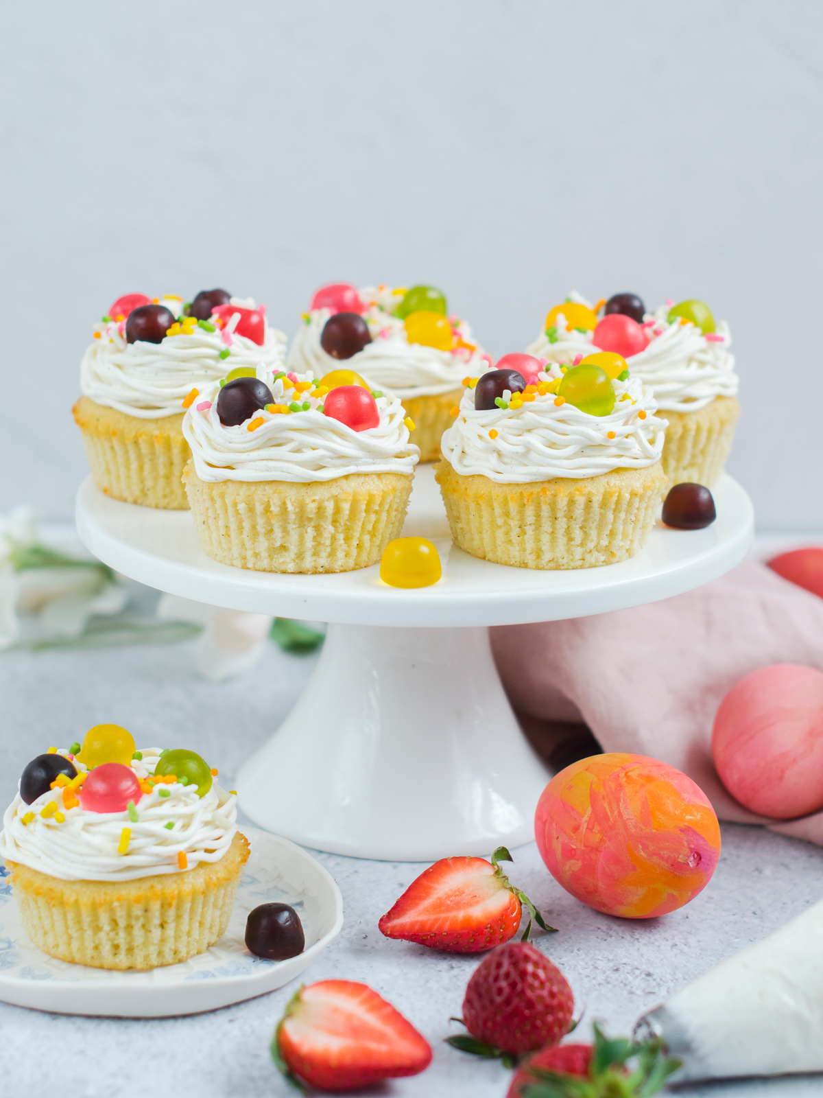 Cupcakes s jagodama i Ki-Ki čarobnim jajima Cupcakes s jagodama i Ki-Ki čarobnim jajima