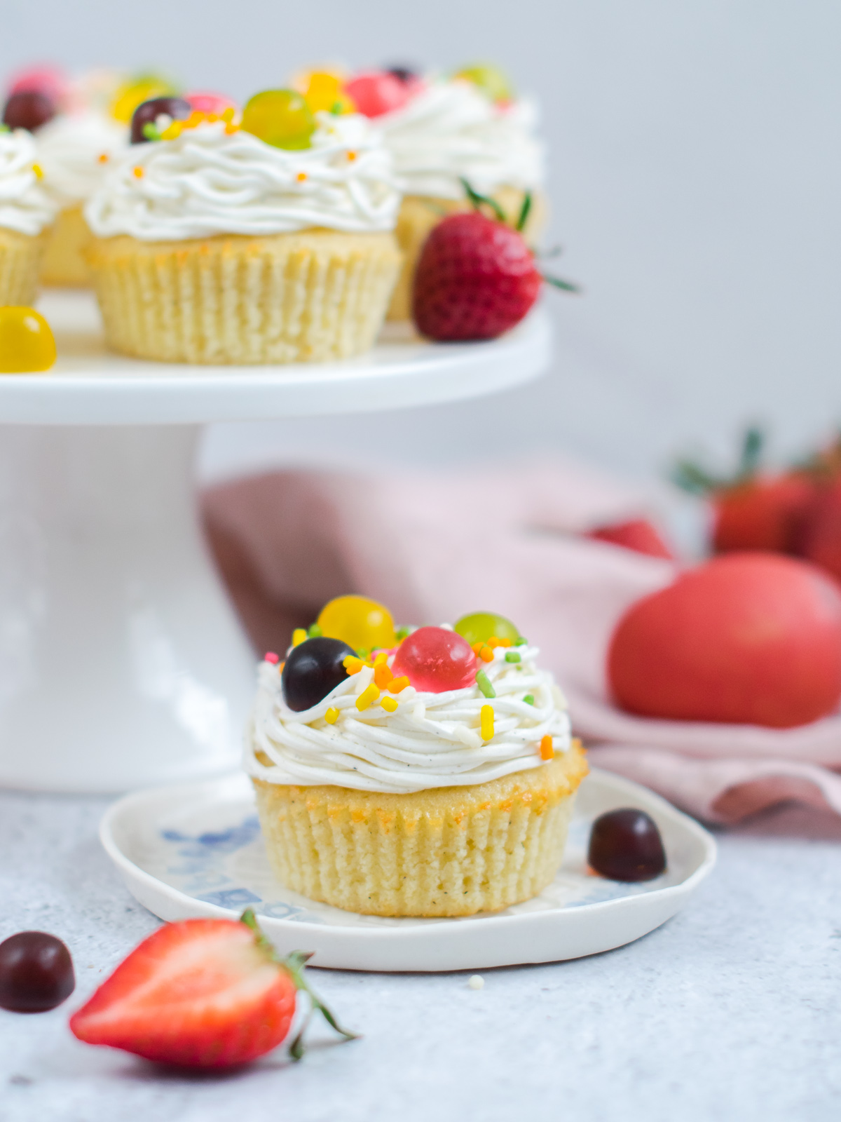 Cupcakes s jagodama i Ki-Ki čarobnim jajima Cupcakes s jagodama i Ki-Ki čarobnim jajima